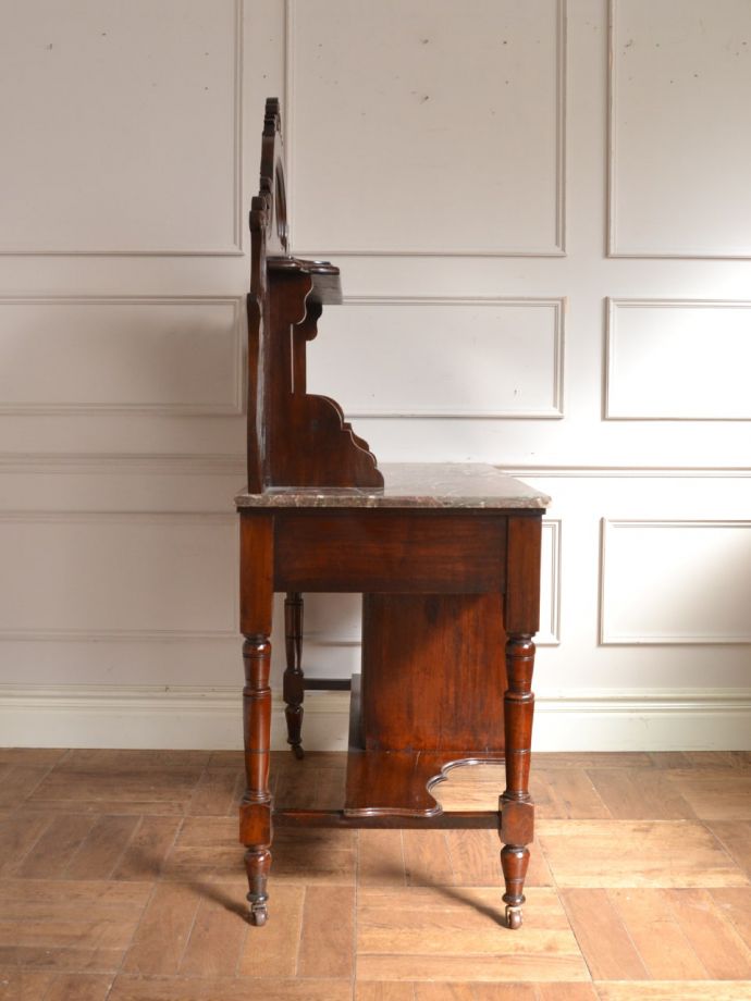 ウォッシュスタンドの側面