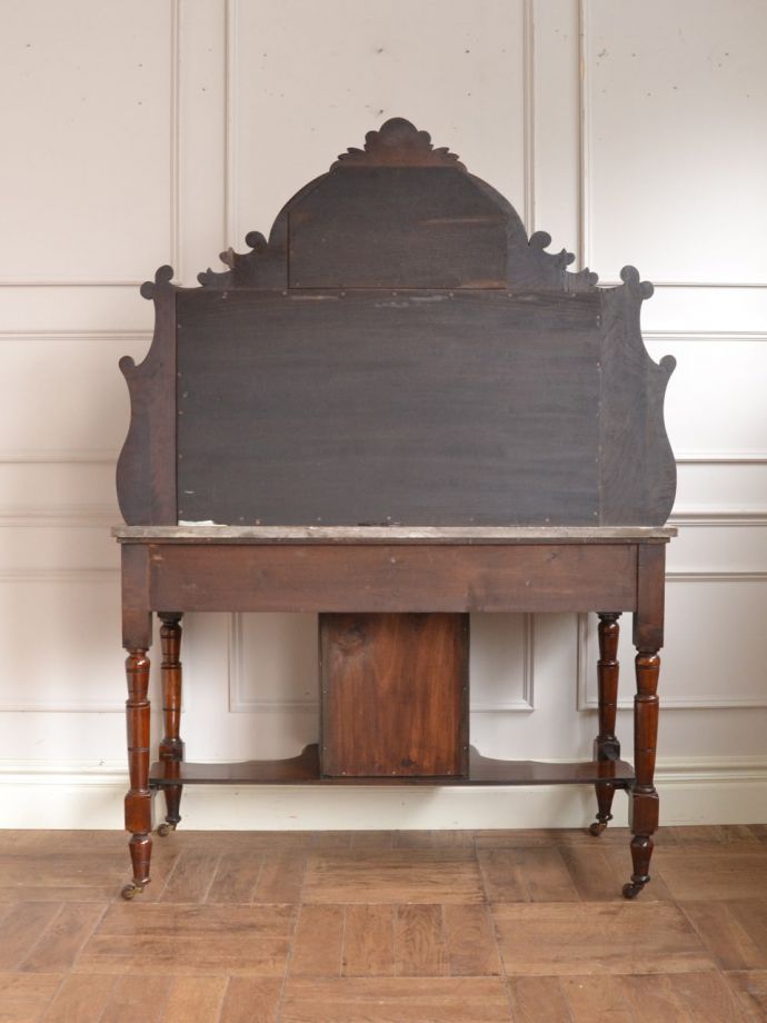 キャビネットの後ろ姿