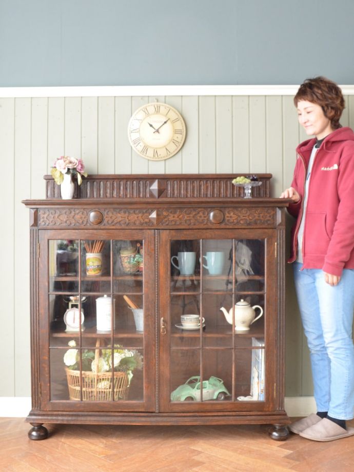 英国アンティークのキャビネット