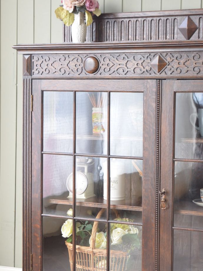 アンティーク家具らしさが漂うキャビネット