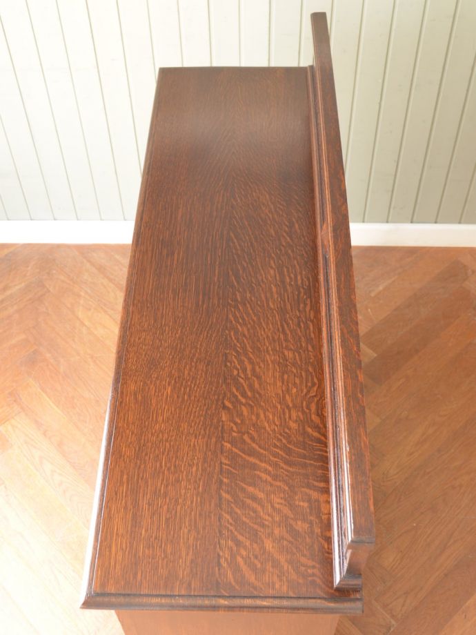 アンティークのキャビネットの天板