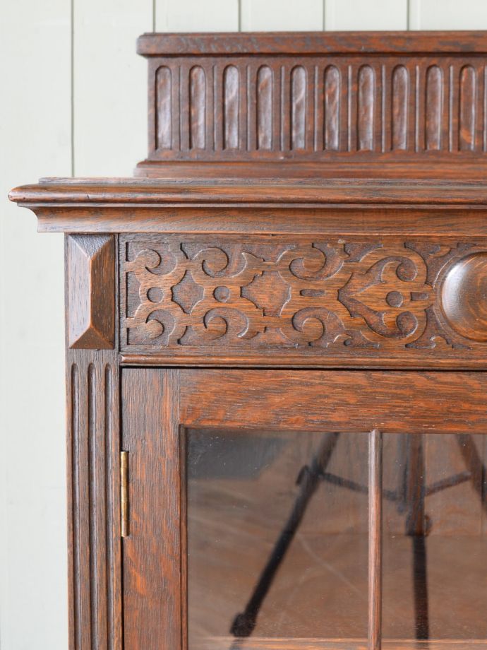 英国アンティーク家具らしい装飾