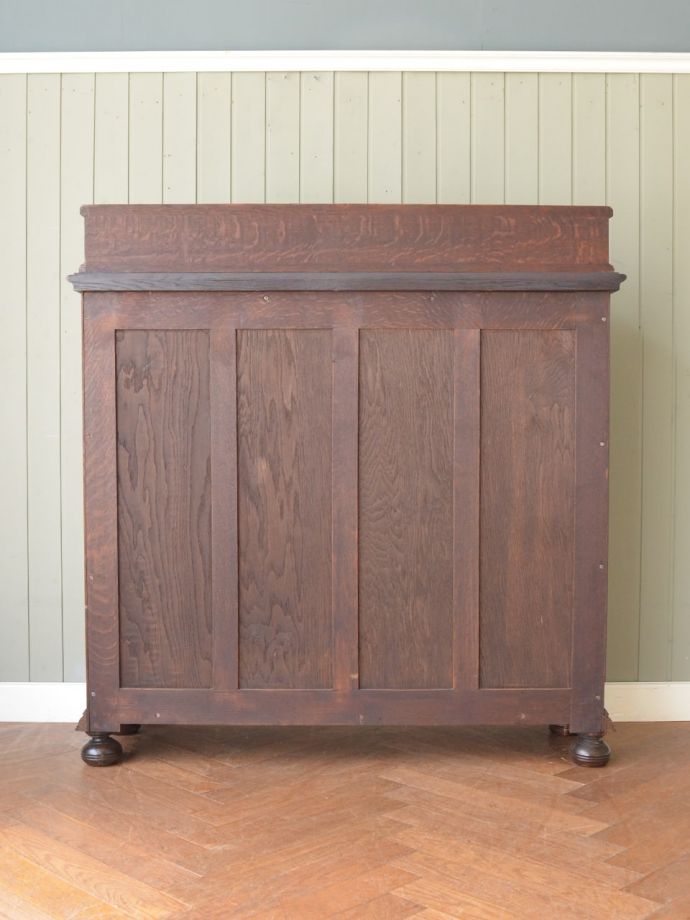 ガラスキャビネットの後ろ姿