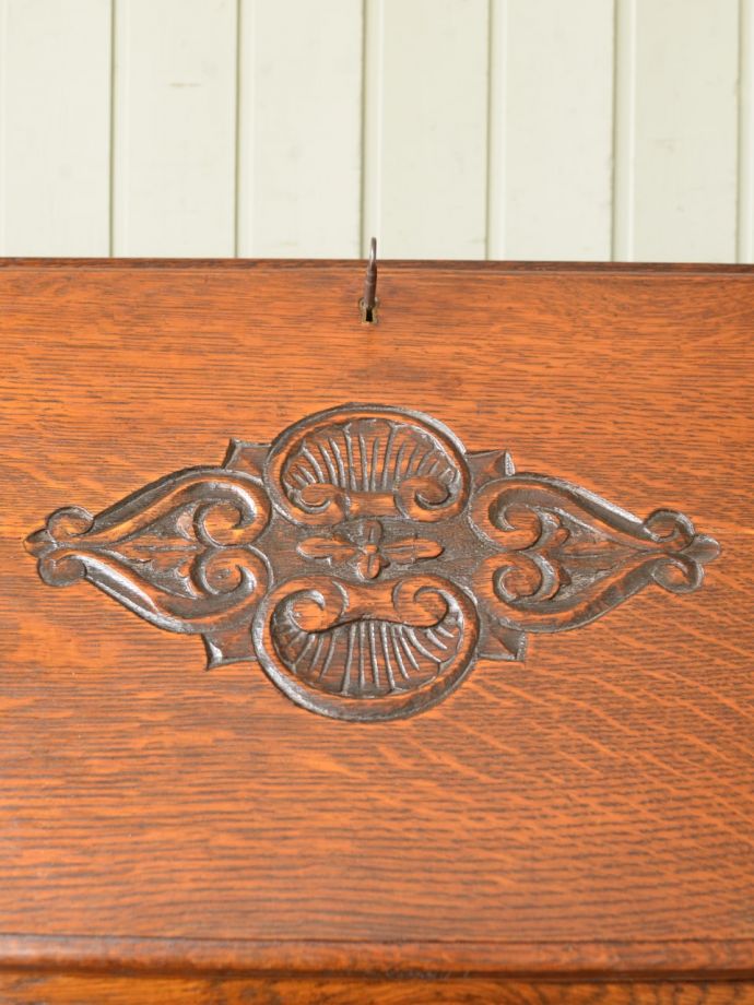 英国アンティーク家具らしい装飾
