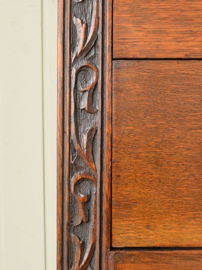 ビューローの華やかな装飾