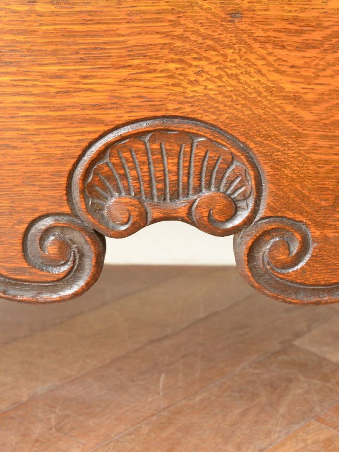 ビューローの華やかな装飾