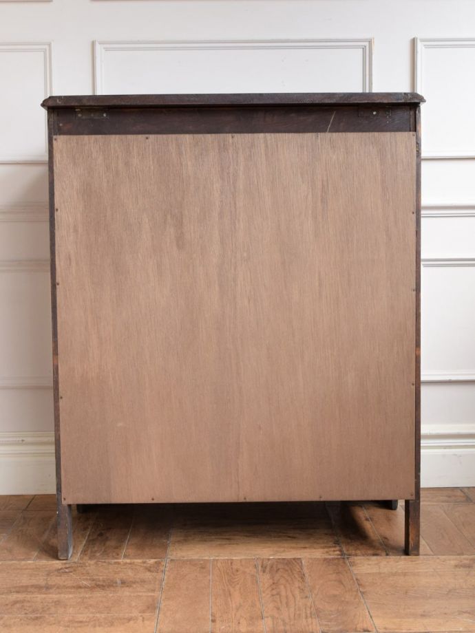 チェストの後ろ姿