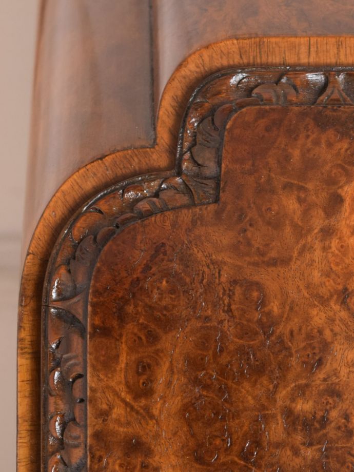 英国アンティーク家具らしい装飾