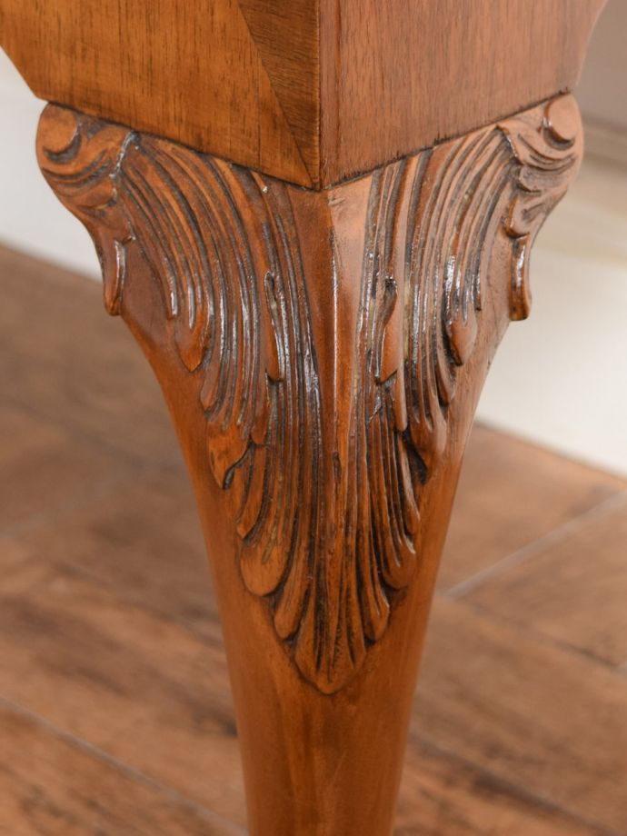 ビューローの華やかな装飾