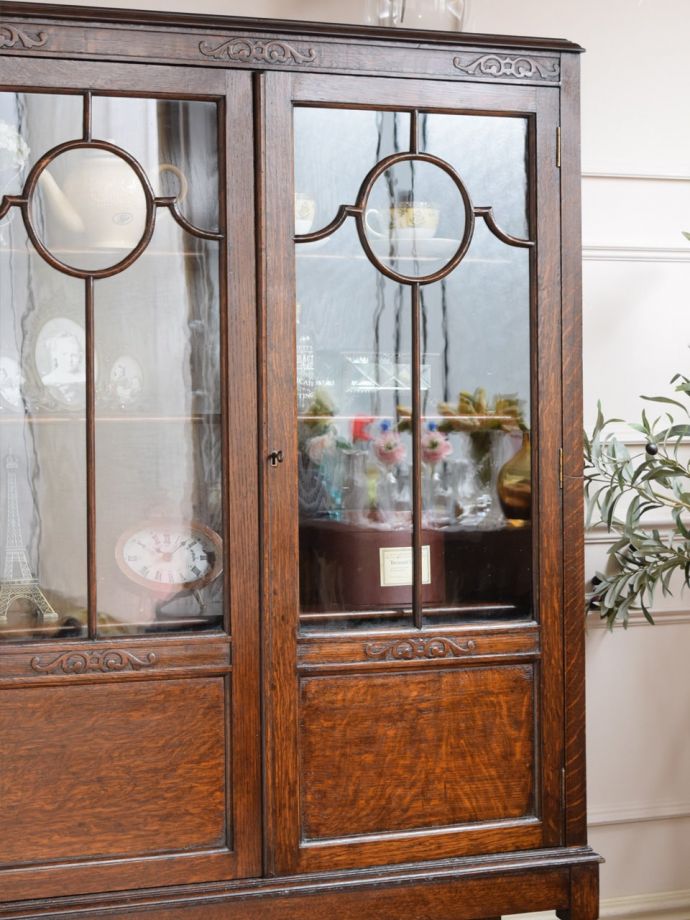 アンティーク家具らしさが漂うキャビネット