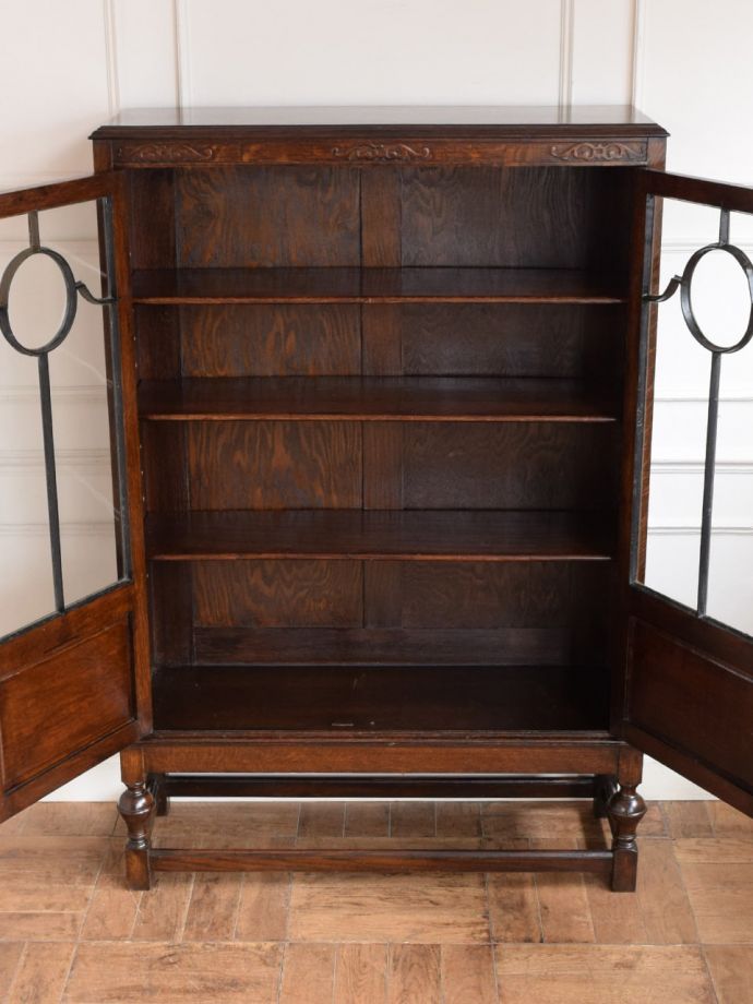 アンティークキャビネット扉の中