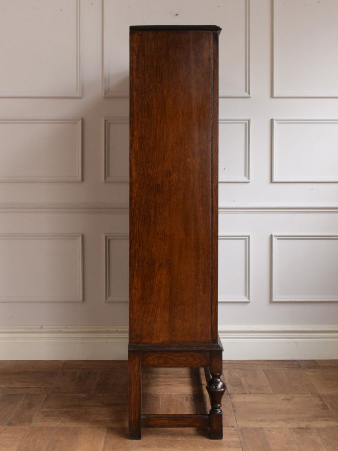 ガラスキャビネットの側面