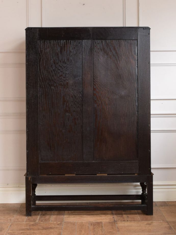 ガラスキャビネットの後ろ姿