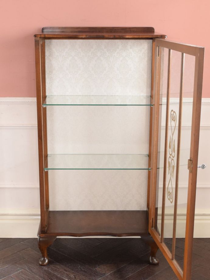 ガラスキャビネットの扉の中