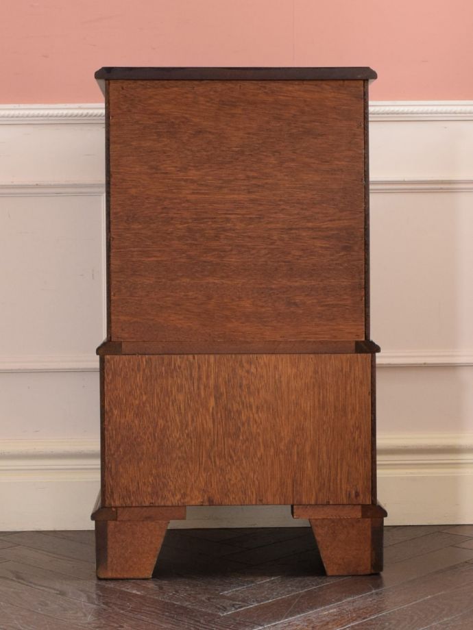 チェストの後ろ姿