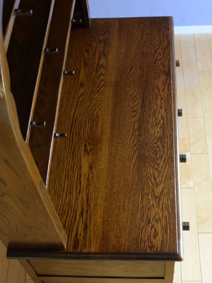 アンティークのオープンシェルフの天板