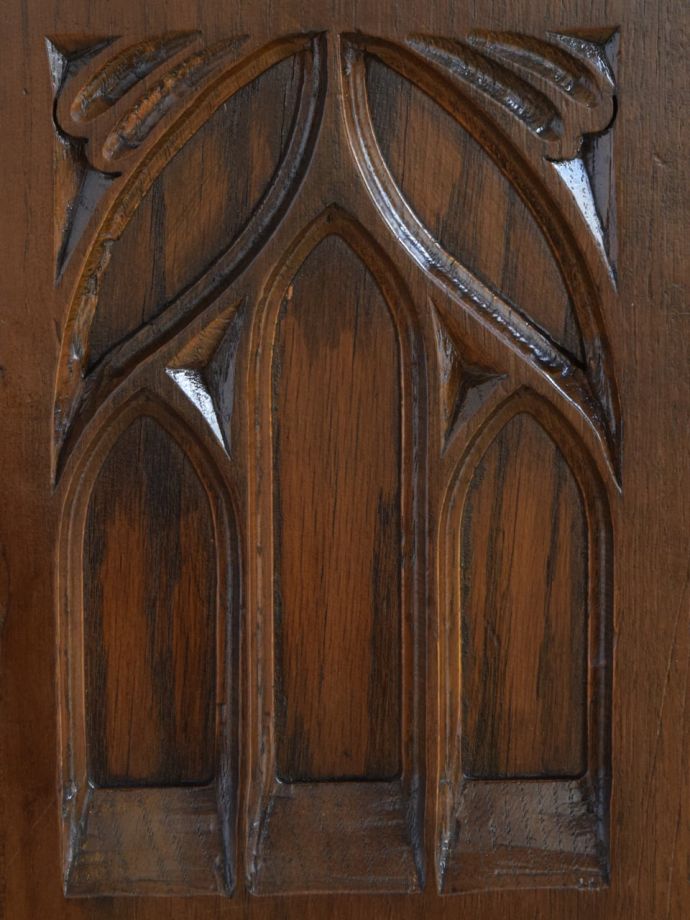 英国アンティーク家具らしい装飾