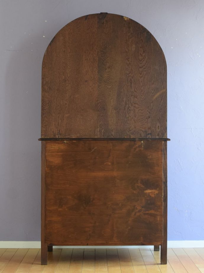 キャビネットの後ろ姿