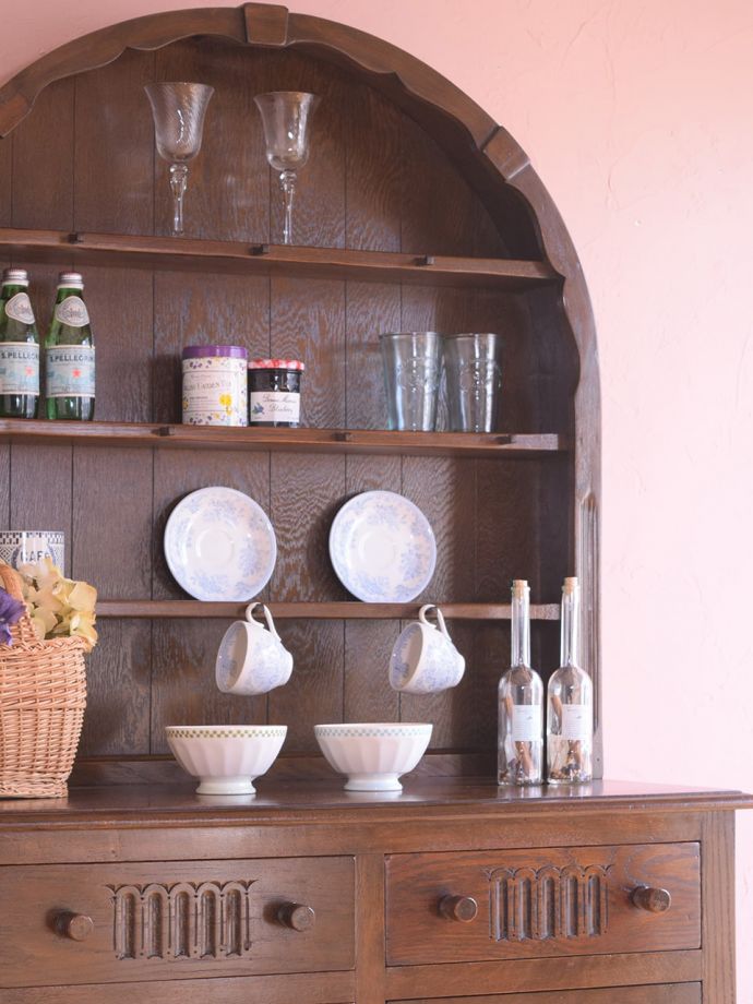 アンティーク家具らしさが漂うオープンシェルフ