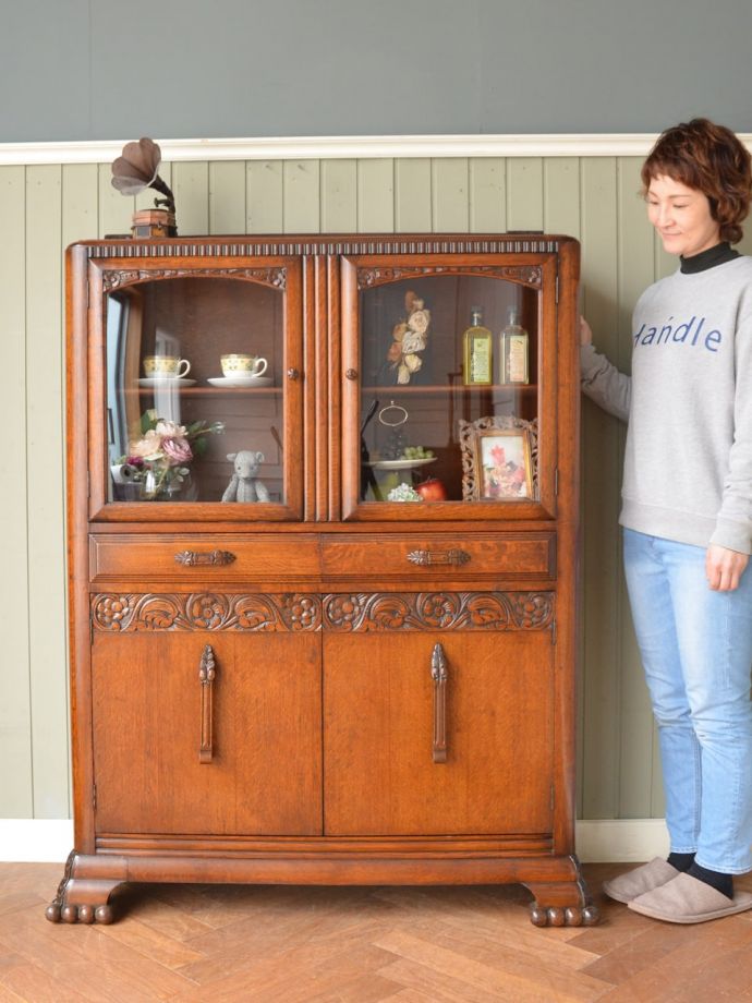 英国アンティークのキャビネット