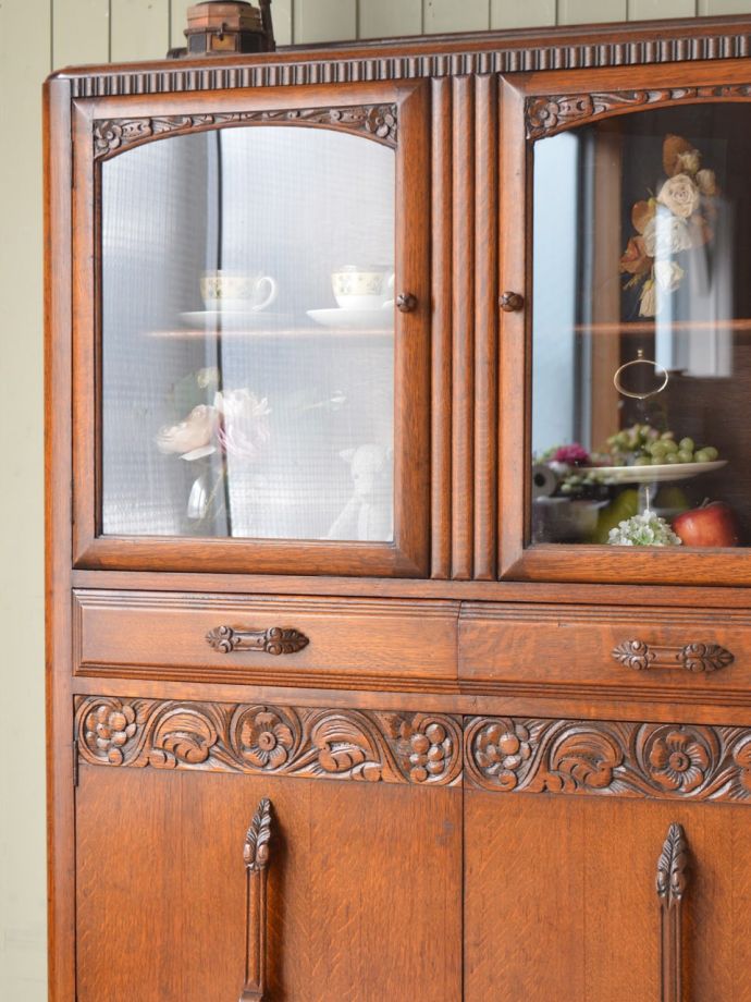 アンティーク家具らしさが漂うキャビネット