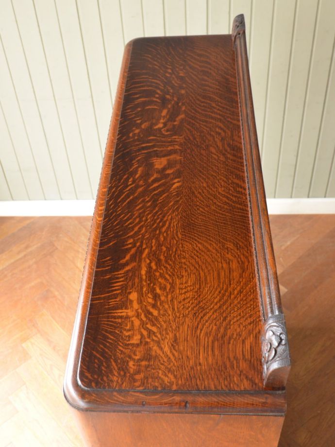 アンティークのキャビネットの天板