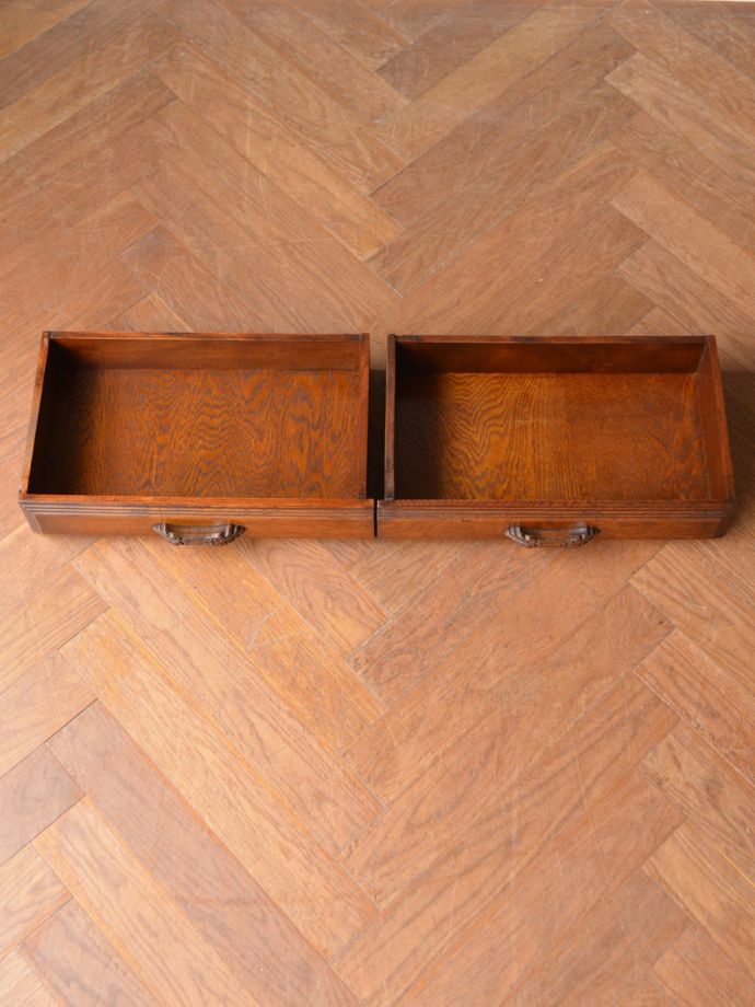 アンティークのキャビネットの引き出し