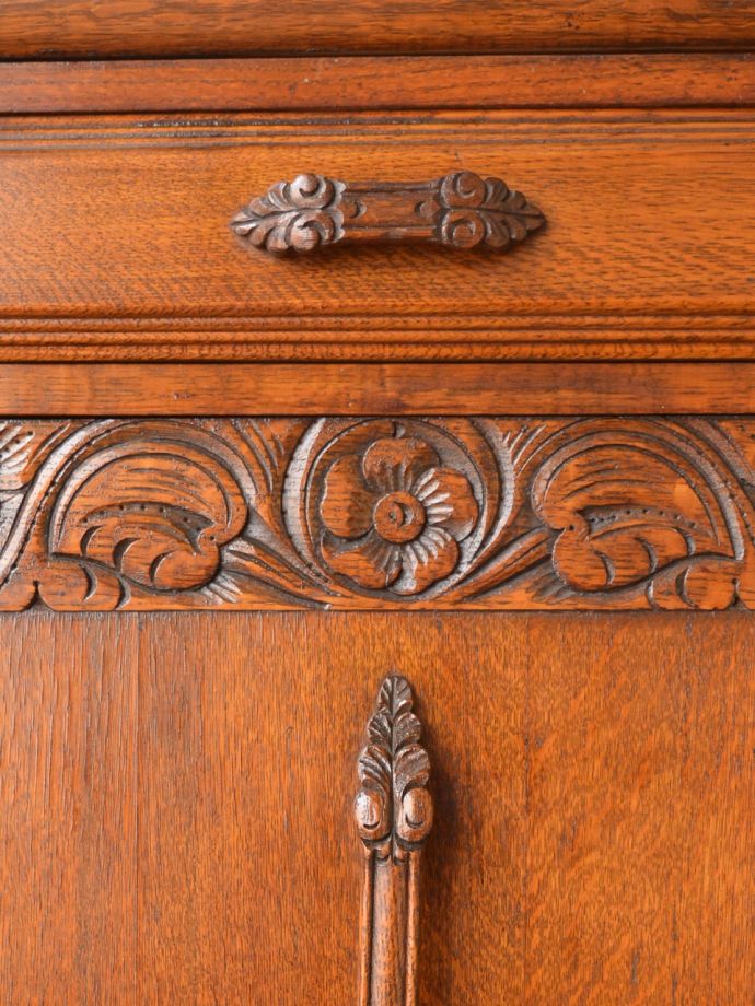 英国アンティーク家具らしい装飾