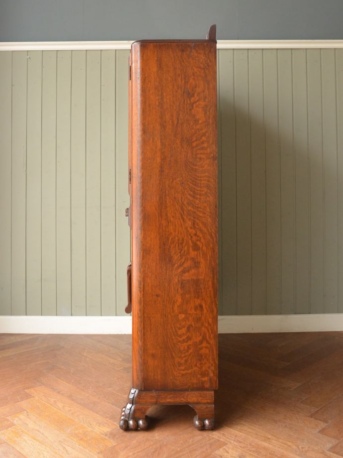 キャビネットの側面