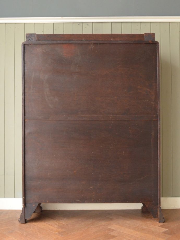 ガラスキャビネットの後ろ姿