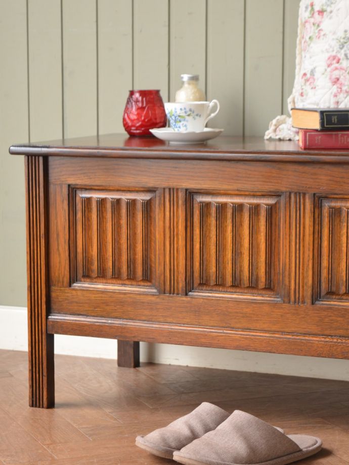 アンティーク家具らしさが漂うブランケットボックス