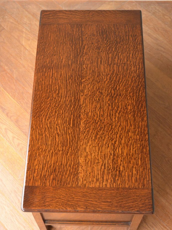 アンティークのブランケットボックスの天板