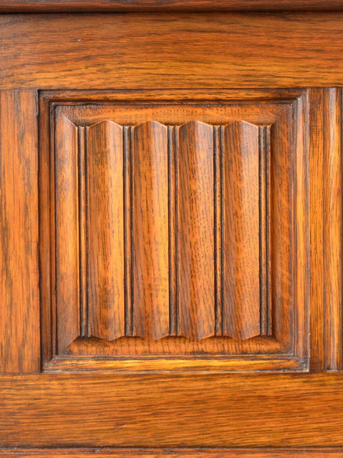 英国アンティーク家具らしい装飾