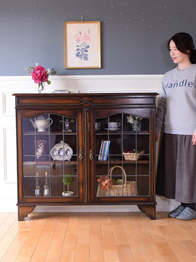 英国アンティークのキャビネット