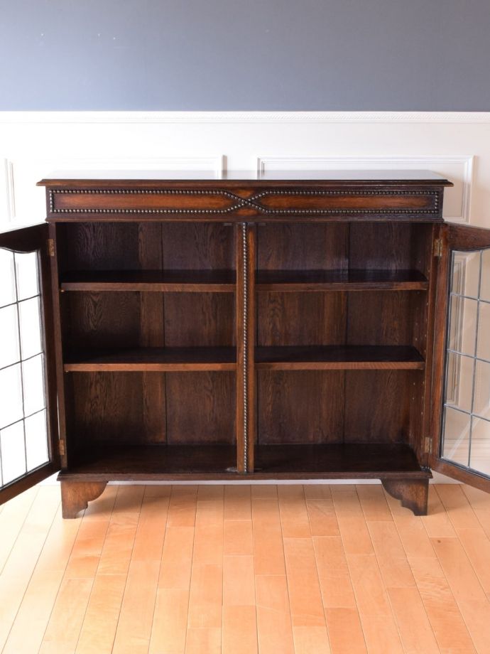 アンティークキャビネット扉の中