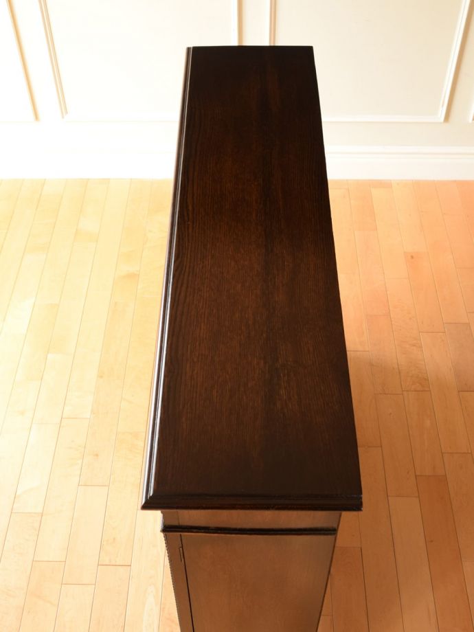 アンティークのキャビネットの天板