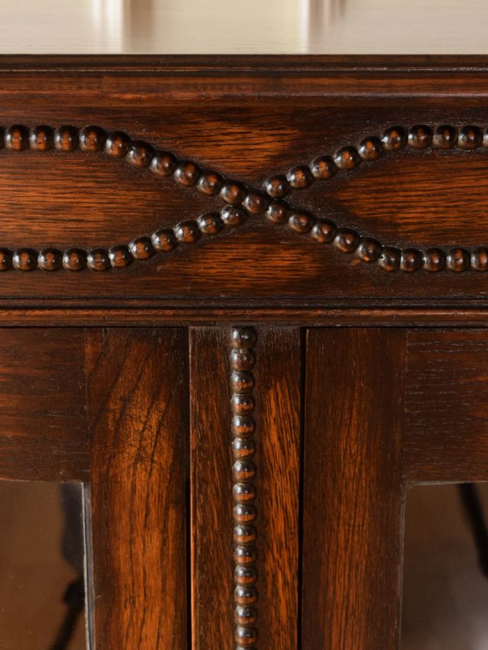 英国アンティーク家具らしい装飾