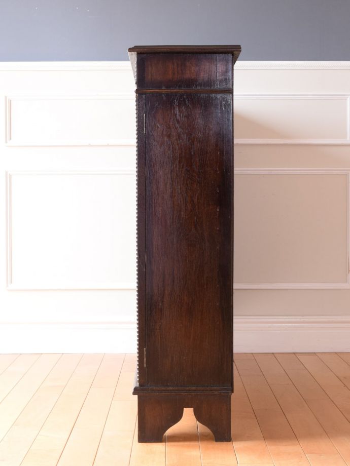 キャビネットの側面