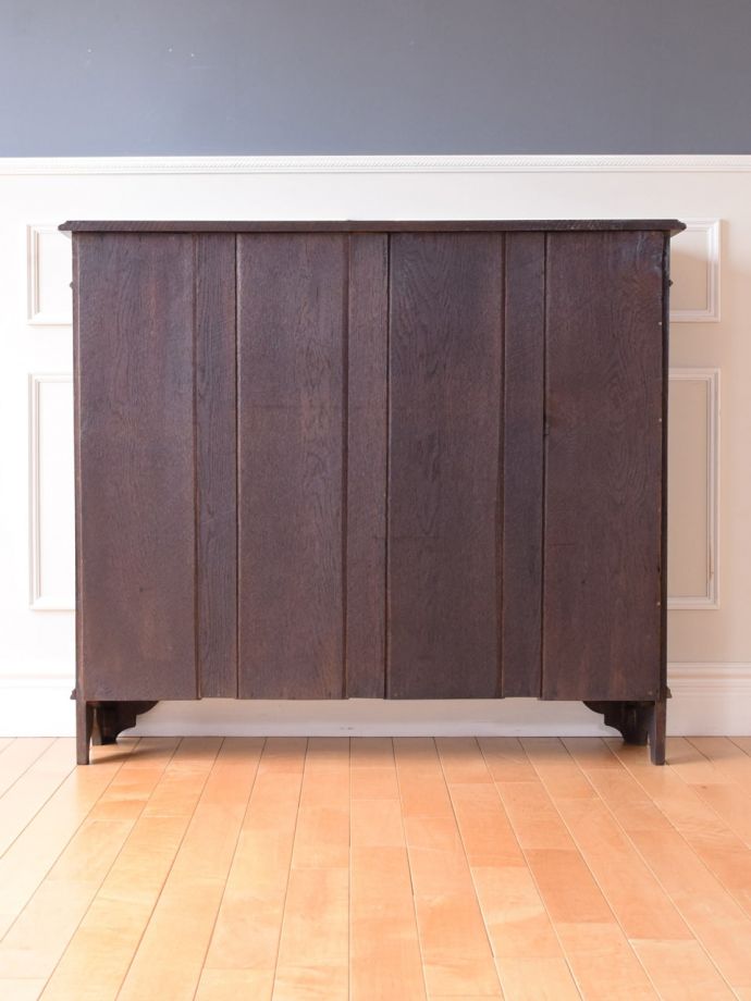 ガラスキャビネットの後ろ姿