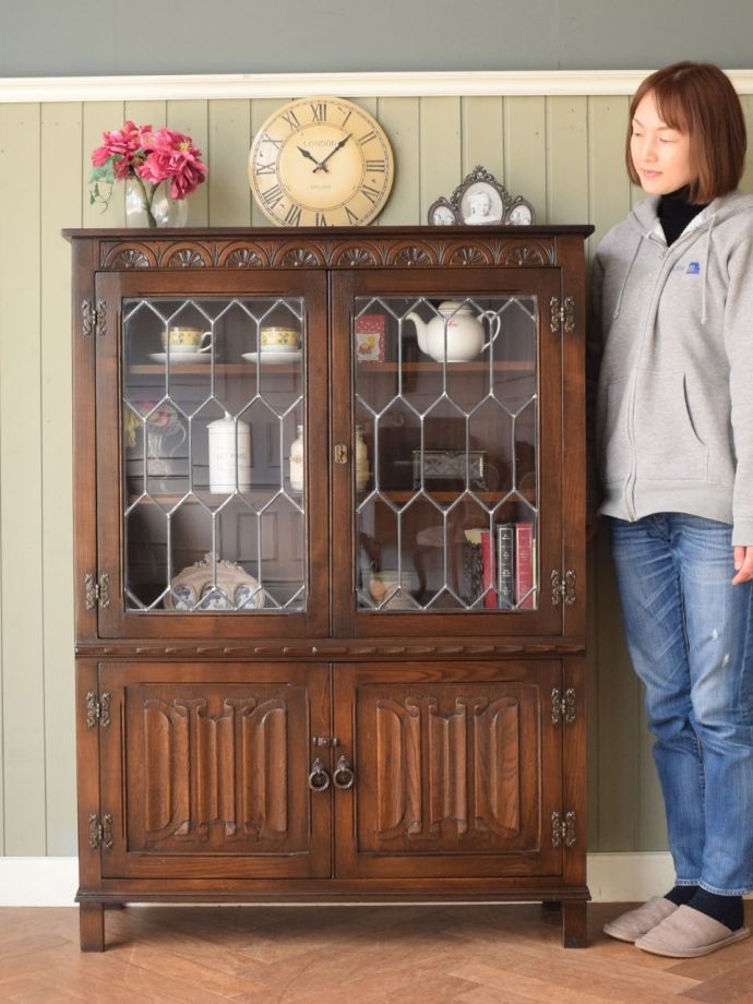 英国アンティークのキャビネット