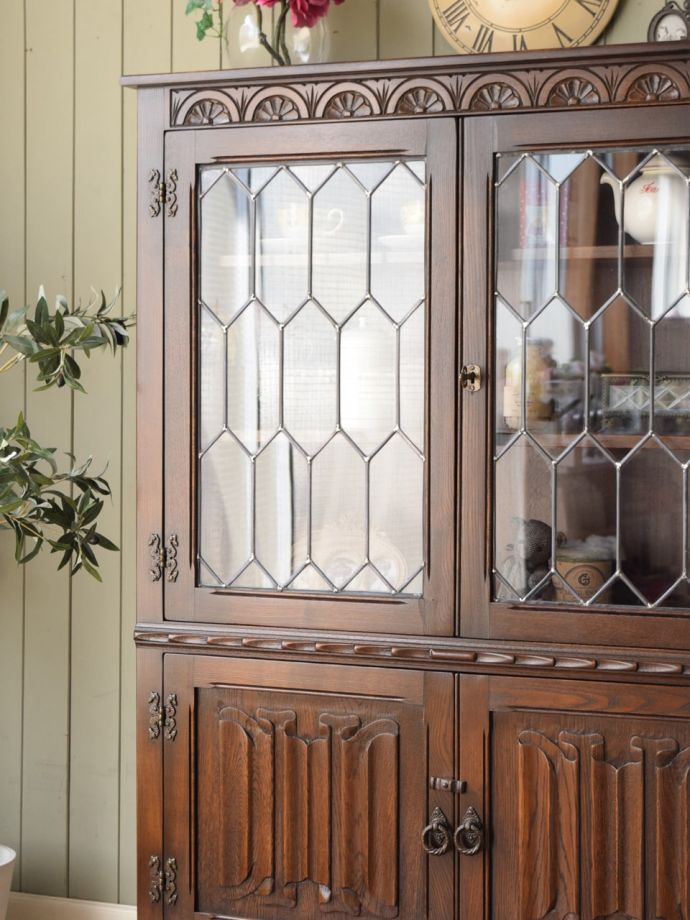 アンティーク家具らしさが漂うキャビネット