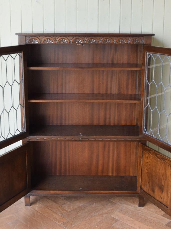 アンティークキャビネット扉の中