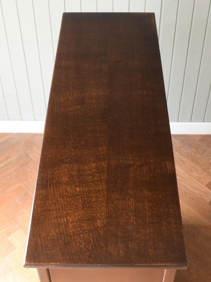 アンティークのキャビネットの天板