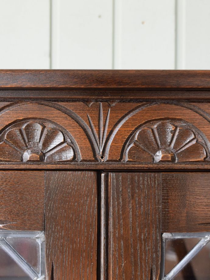 英国アンティーク家具らしい装飾