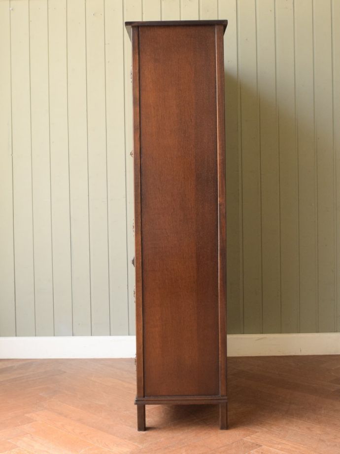 キャビネットの側面