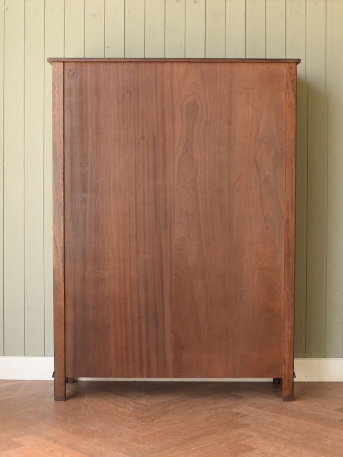 ガラスキャビネットの後ろ姿