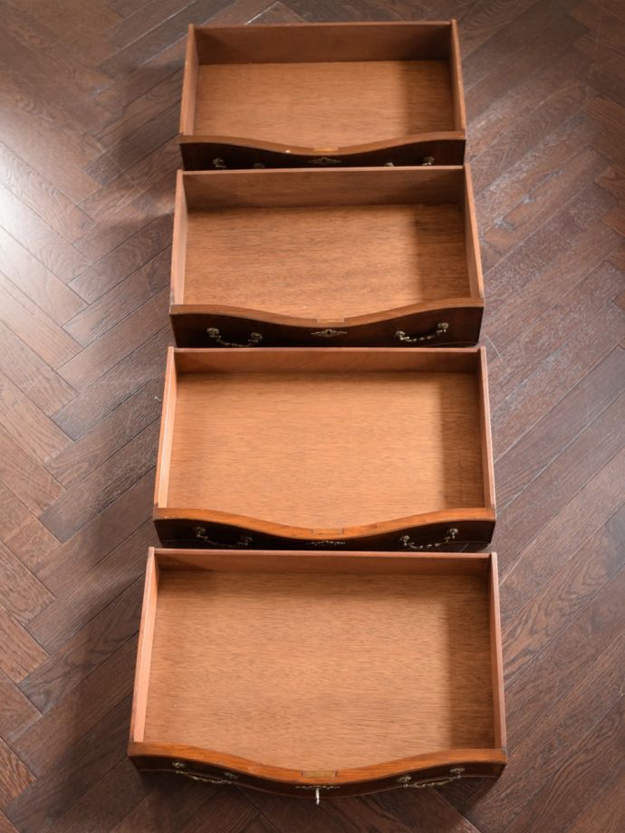 チェストの引き出しの中