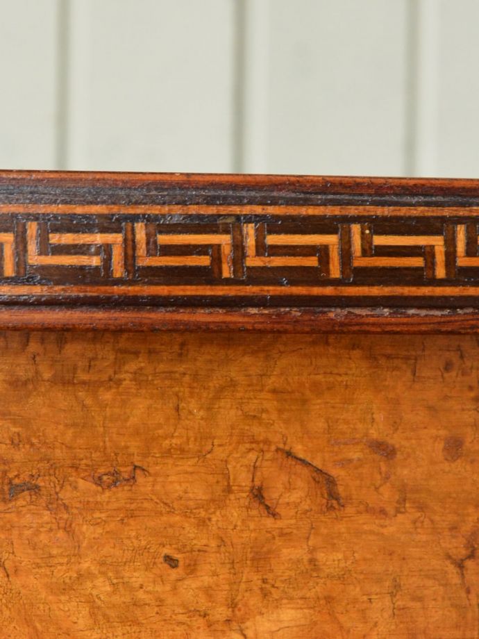 英国アンティーク家具らしい彫