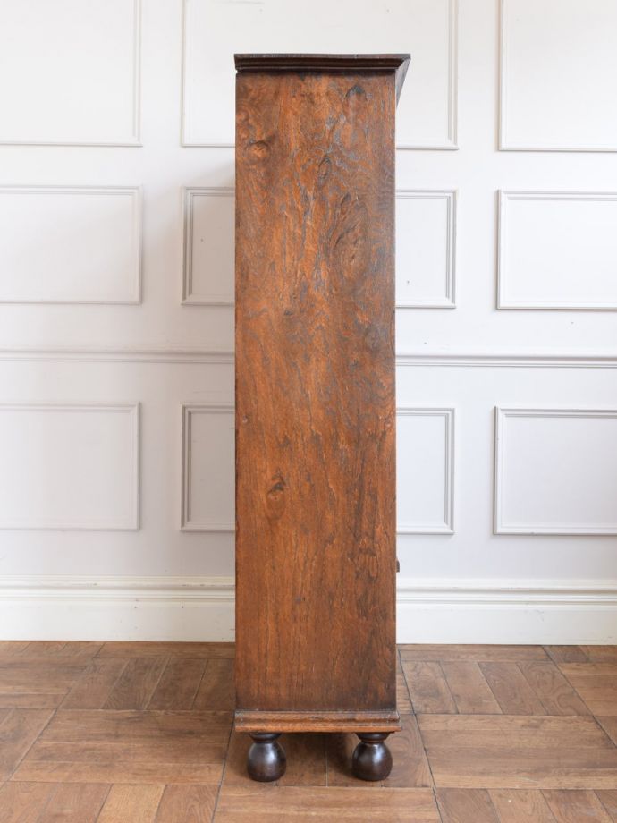 オープンシェルフの側面