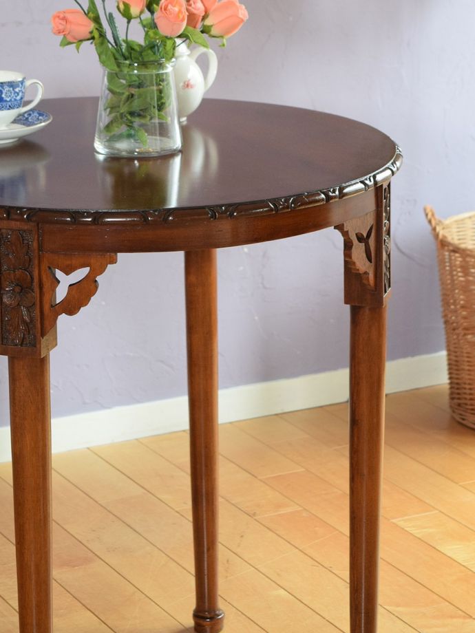 英国のアンティーク家具らしいデザイン